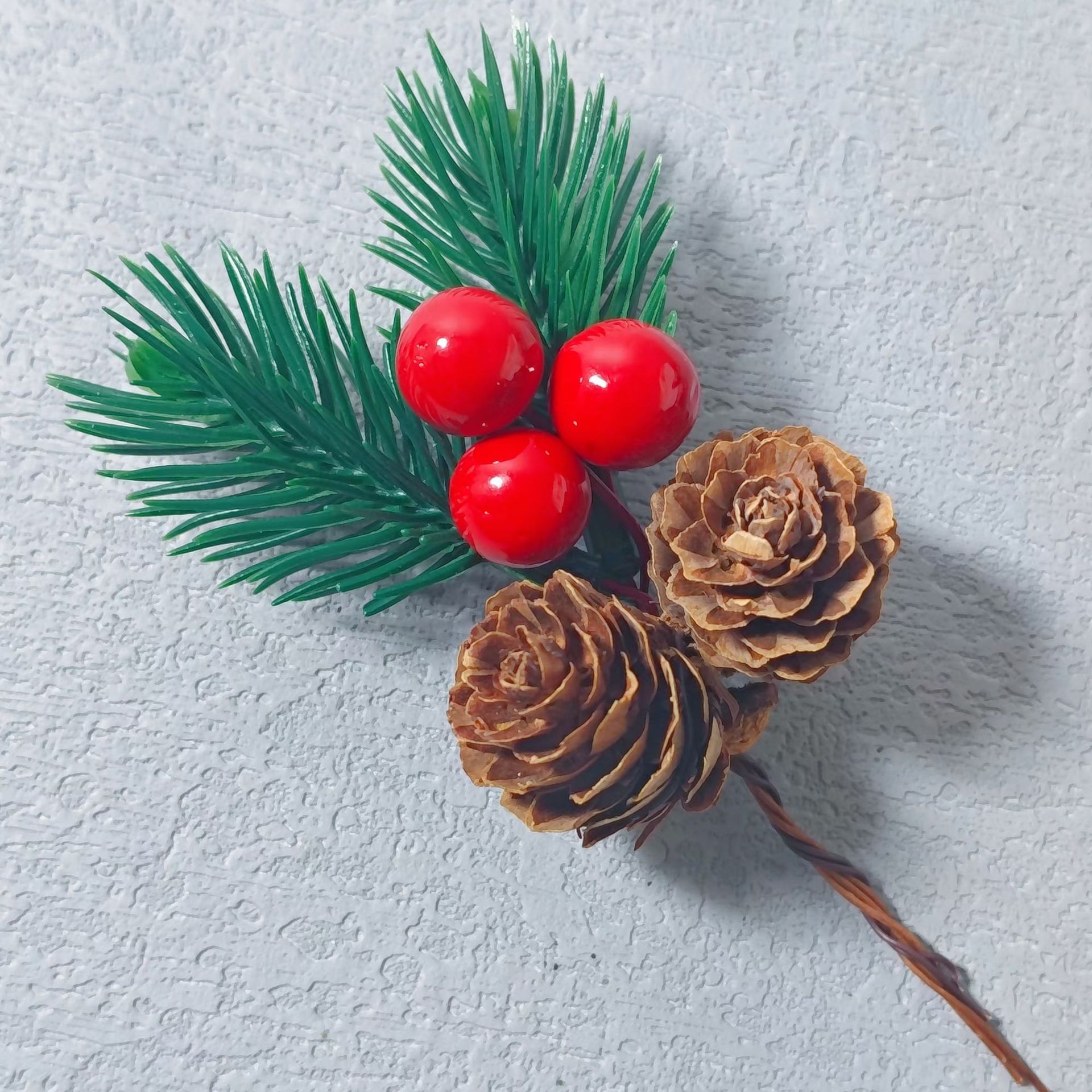 Christmas Pine Needles and Pine Cones Artificial Pine Needle and Pine Cone Ornaments Mini Gift Box Accessories Plastic Pine Cone Ornaments
