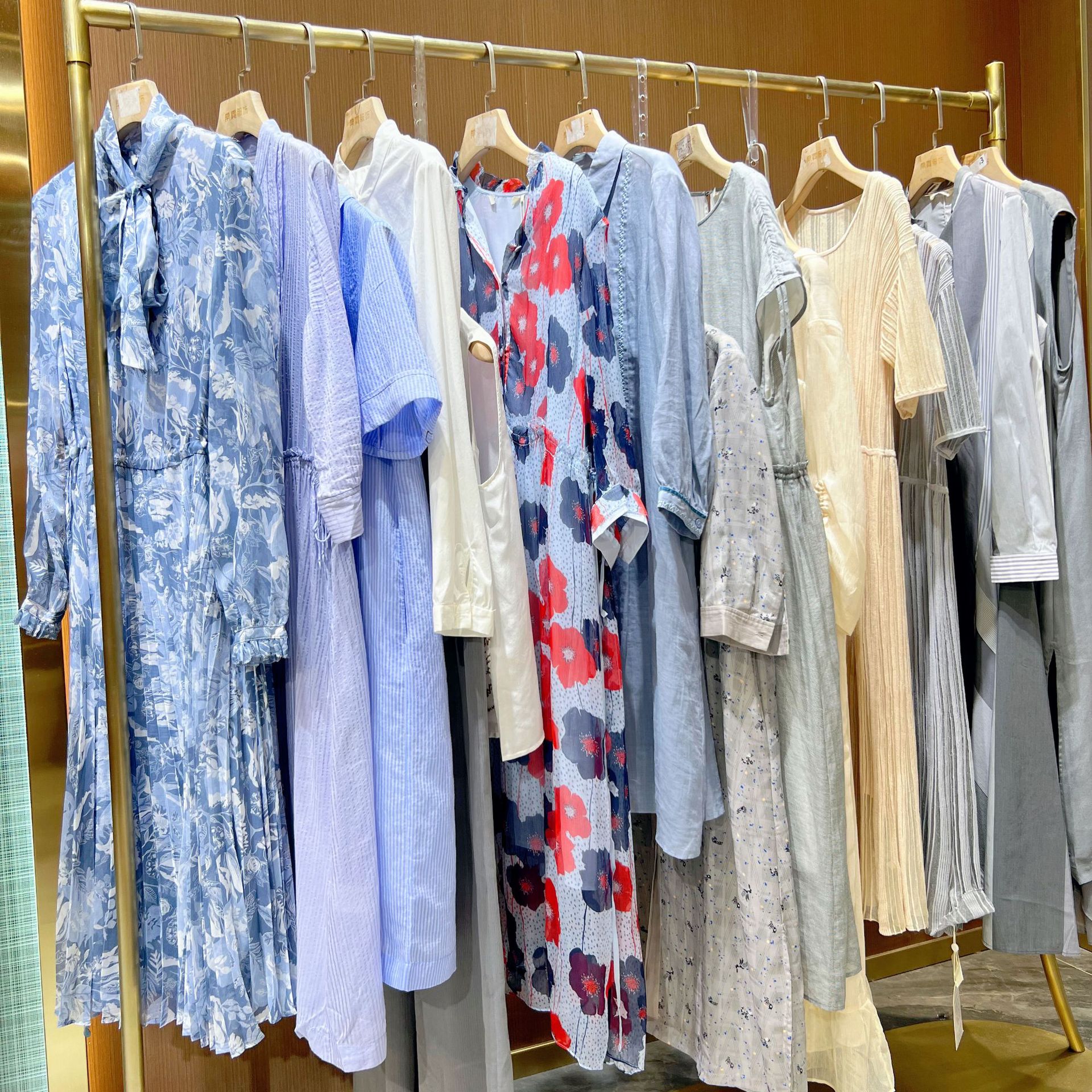 99% off Batch of First-Line Brand Tail/Good Live Broadcast Room Popular Women's Clothing Discount Cut Label Counter Withdrawal Physical Supply