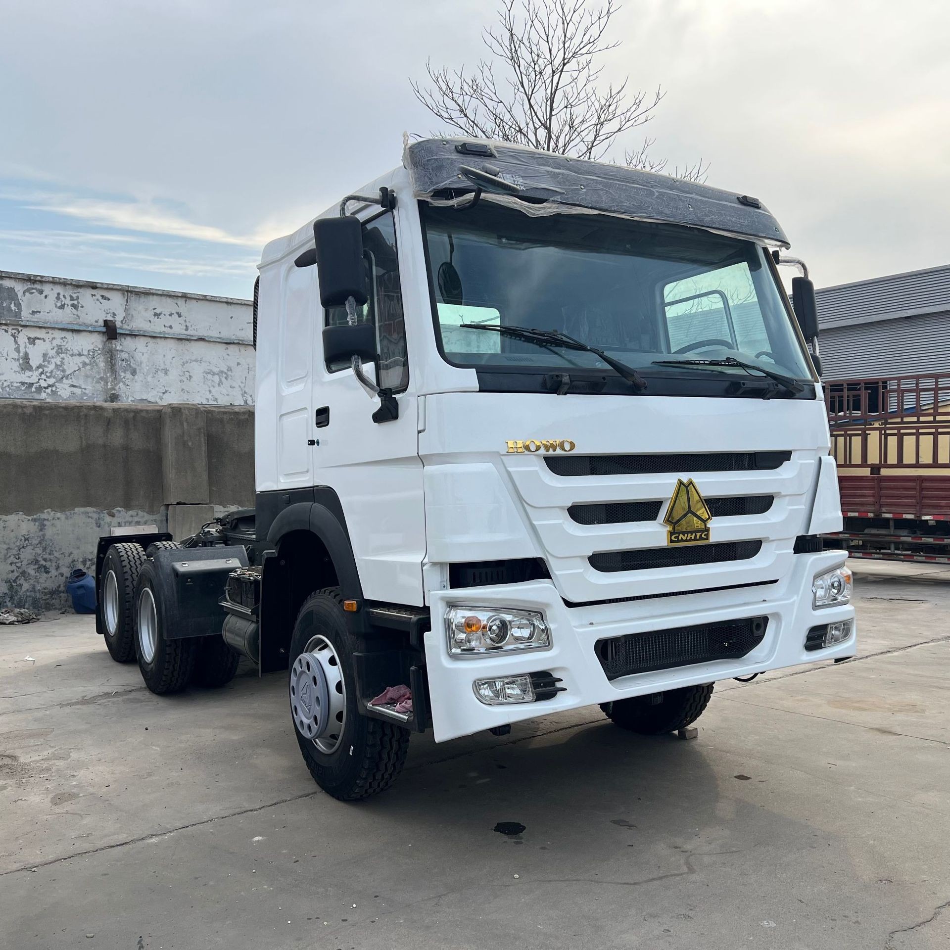 Selling African Sinotruk Howo Tractor Truck 6X4 90% New Port Dock Container Semi-Trailer Tractor Head