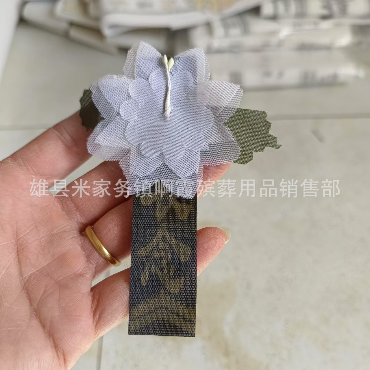 Похоронные принадлежности маленькая белая бутоньерка различные варианты