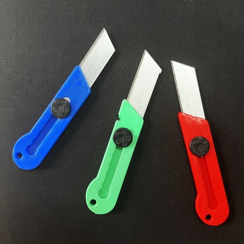 Factory wholesale student pencil sharpener telescopic paper knife express box plastic small knife plastic film art knife