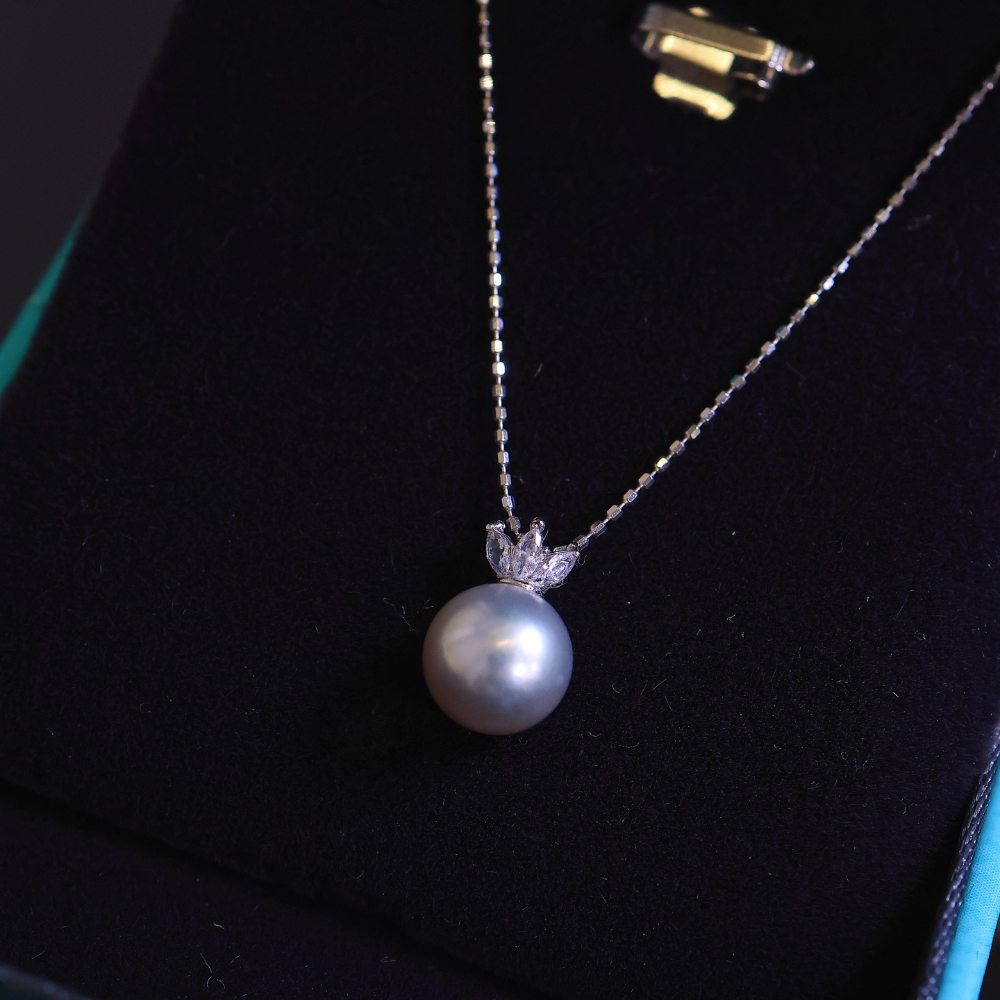 Pt900 Accessories Small Crown Pendant White Zircon Inlaid Figure with 8-9mm Pearls Without Beads