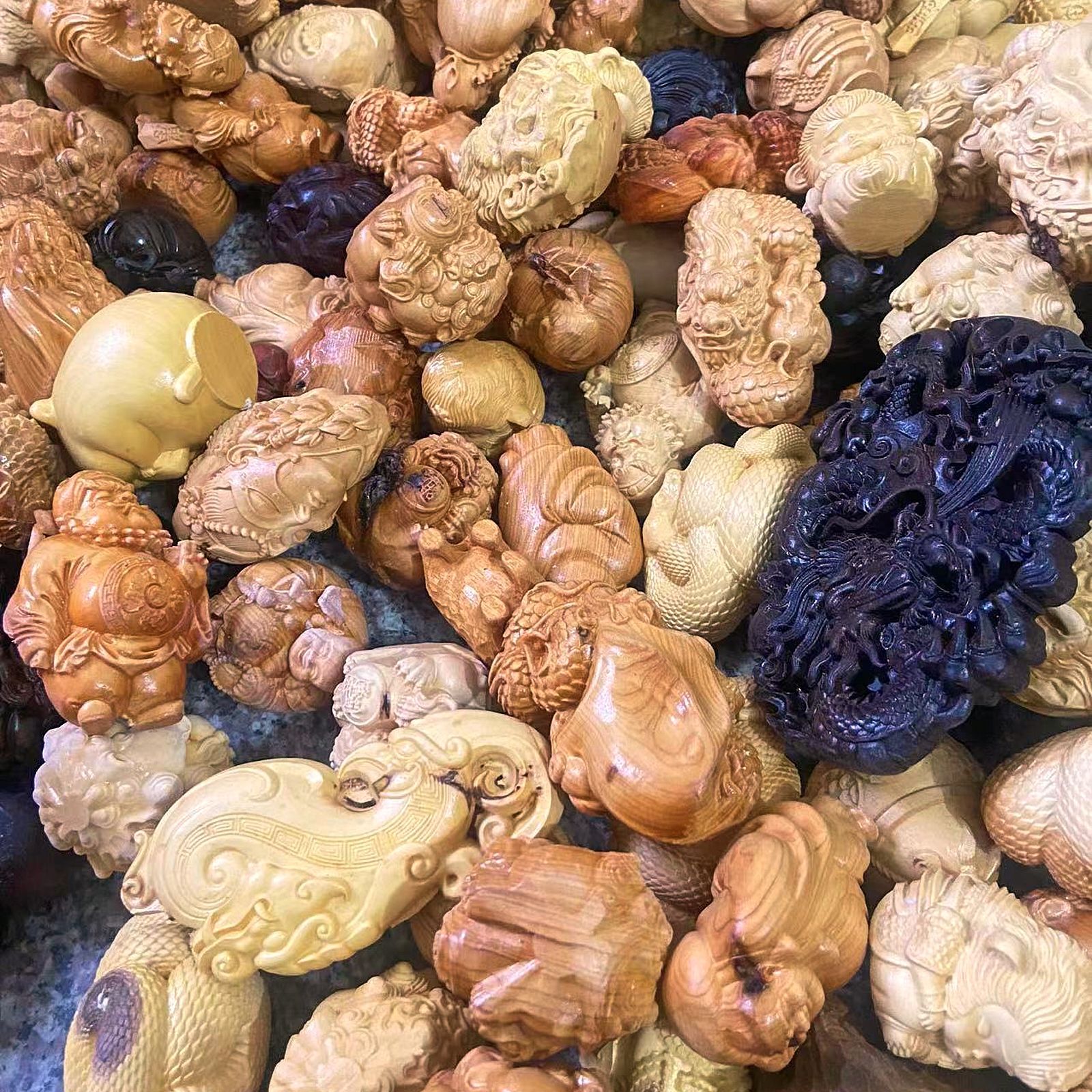 Golden sandalwood cliff cypress boxwood black persimmon wood flaw solid wood carving pixiu handle scenic hot selling products factory outlet