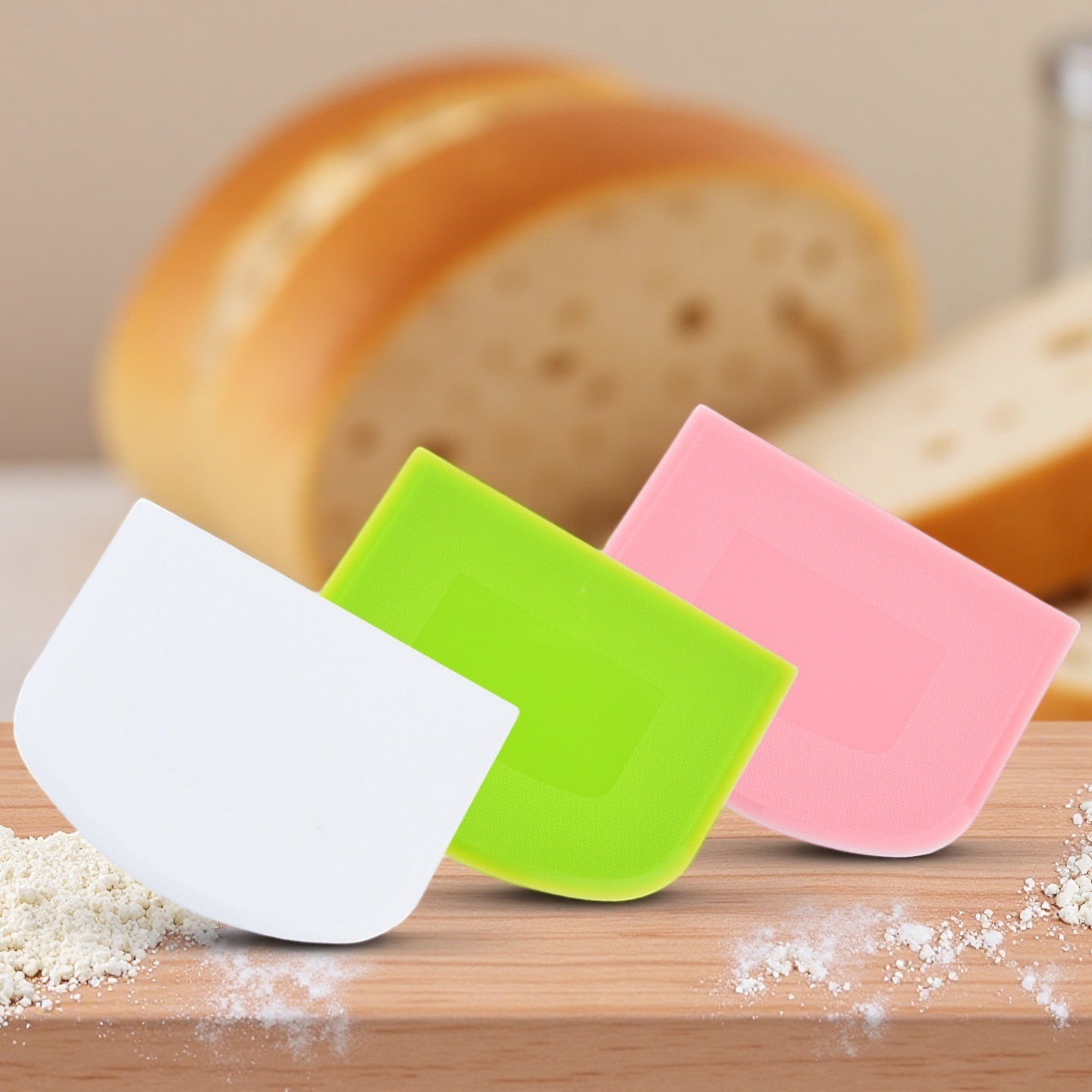 Нож для нарезки, пластиковый скребок, шпатель, тесто, силиконовый коврик для замеса, скребок для хлеба