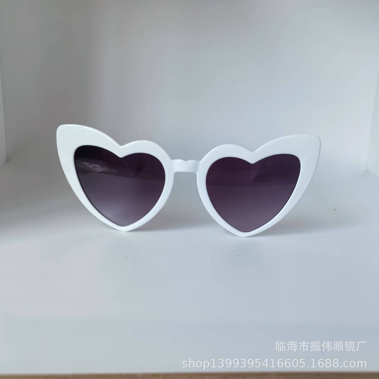 Новые модные солнцезащитные очки в форме сердца по хорошей цене