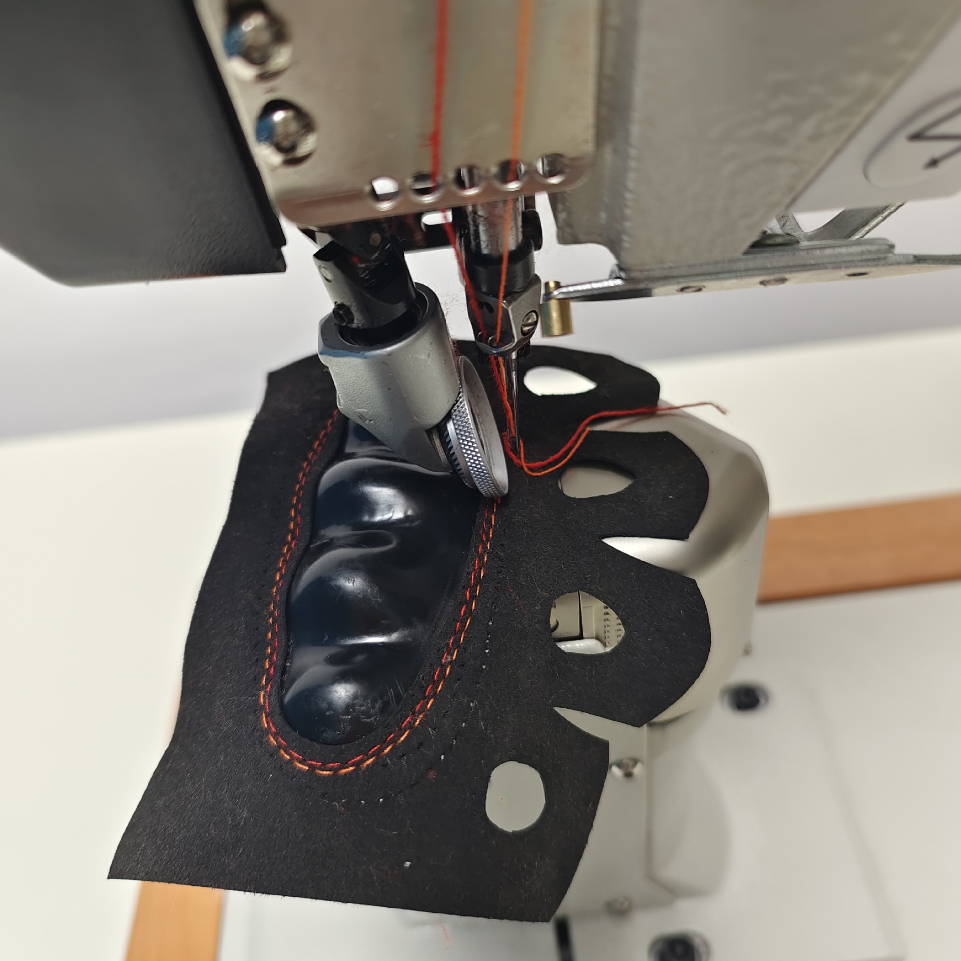 Stepper Single and Double Needle Computer Roller Car Shoe Making Leather Shoe Machine High Car Industrial Sewing Machine