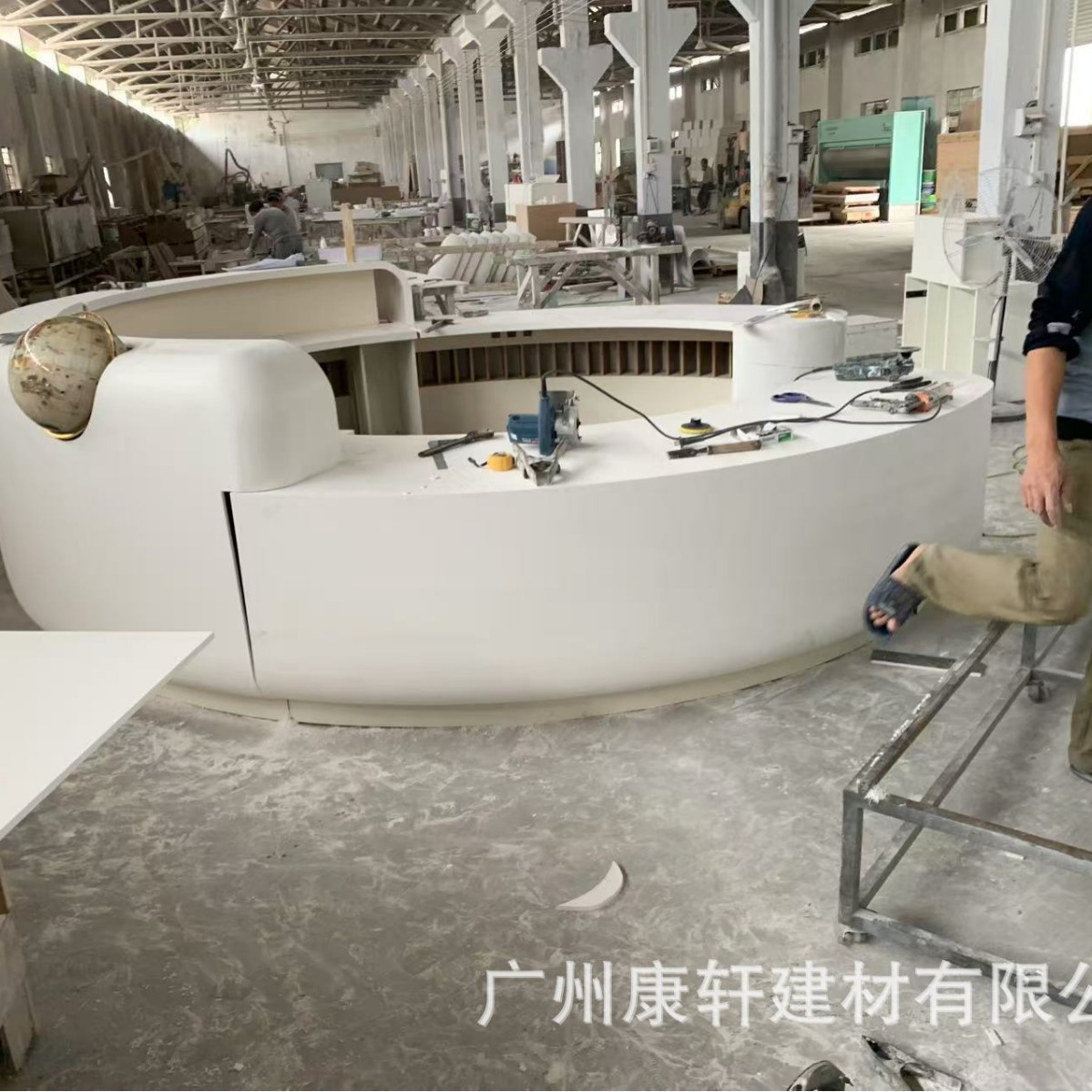 Artificial Stone Countertops Corian Acrylic Front Desk Hot-Bent Curved Rhombus Desk Export L-Shaped Desk Manufacturer