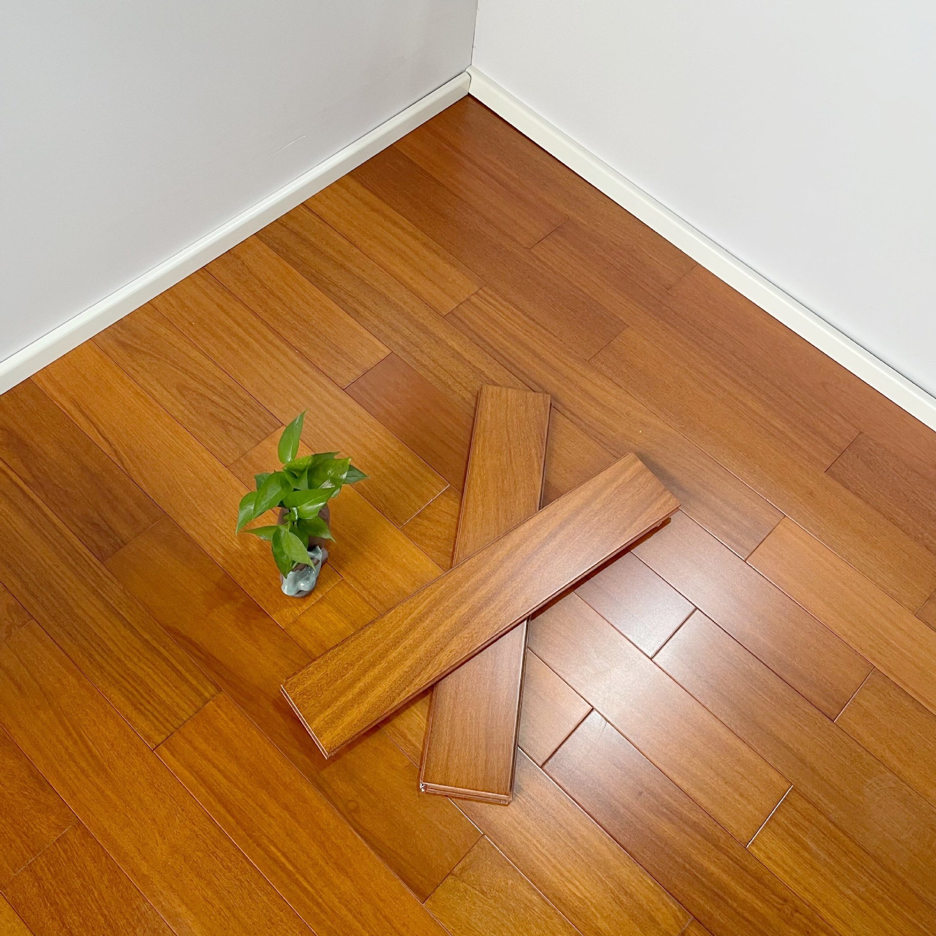 Longfeng sandalwood log solid wood lock geothermal wood flooring manufacturers really supply solid wood flooring