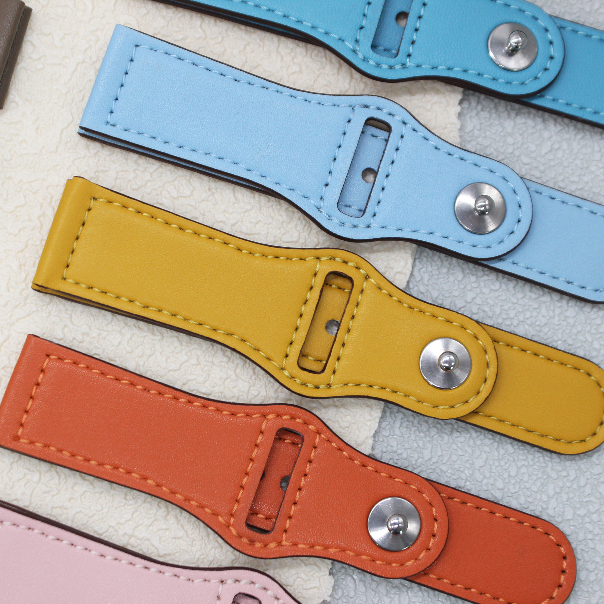 Fashionable Studded Leather Strap Loop Style Suitable for Apple Watch Men and Women 22mm Versatile Leather Watch Strap