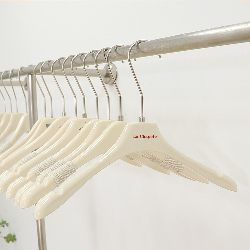 Вешалка для детской одежды молочно-белая пластиковая с зажимами оптовая продажа