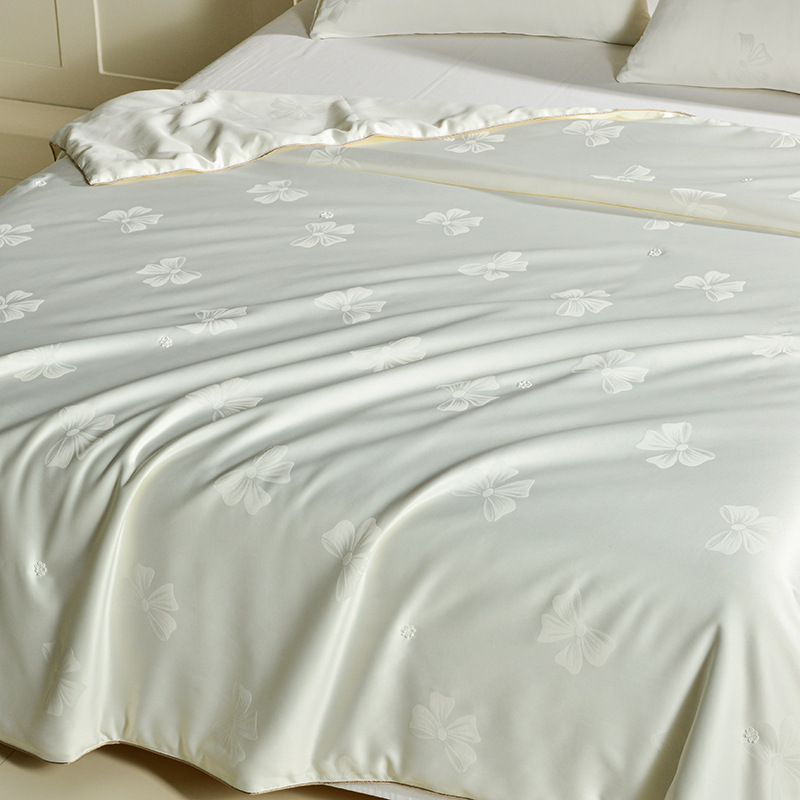 Luxurious Silk Jacquard Summer Quilt with Silver Threads, Skin-Friendly Breathable Air-Conditioning Quilt, Handmade Silk Core for Spring and Autumn