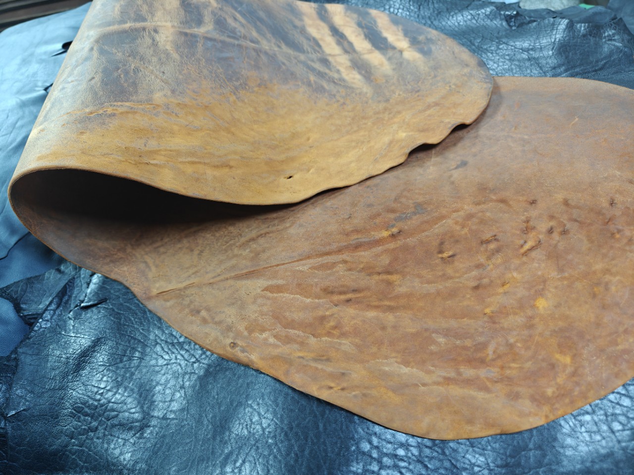 Horse Hip Leather Heavy Oil Wax Discoloration Retro Effect 2-3.5mm Uneven Thickness Width 40-50cm Length 110-120cm