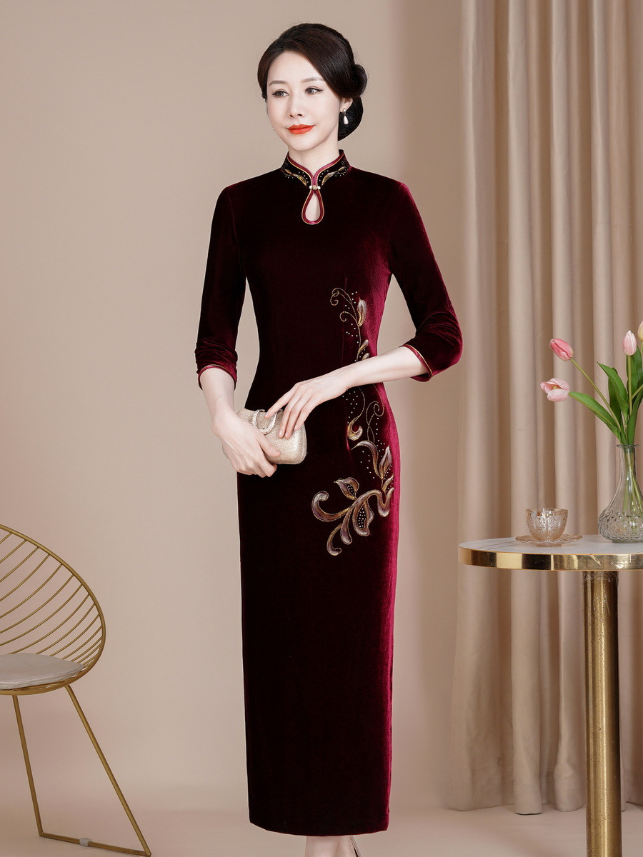 Hong Yun 2024 Embroidered New Slim-fit Improved Velvet Cheongsam Dress plus size Happy Mother Wedding Dress Long Happy Mother-in-law