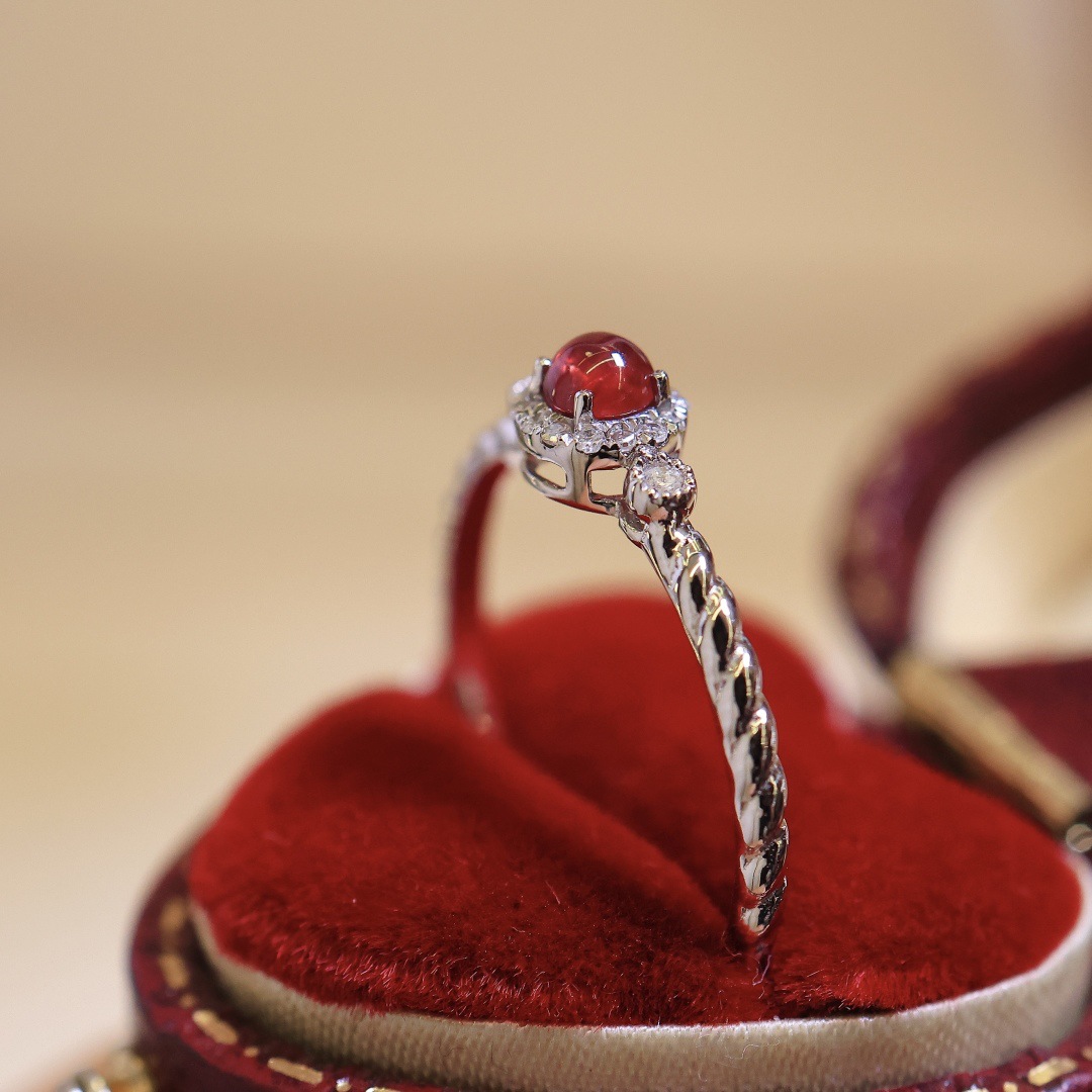 Pt900 Colored Gemstone Finished Product Natural Ruby ​​Ring Twist Ring Arm Diamond Inlaid R0.2/Ct D 0.07Ct