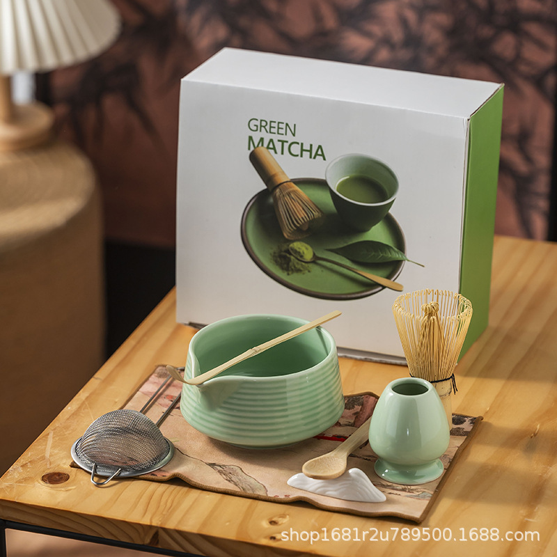 Чайный набор в японском стиле для матча с венчиком, ложкой, чашкой и аксессуарами в яркой керамической коробке