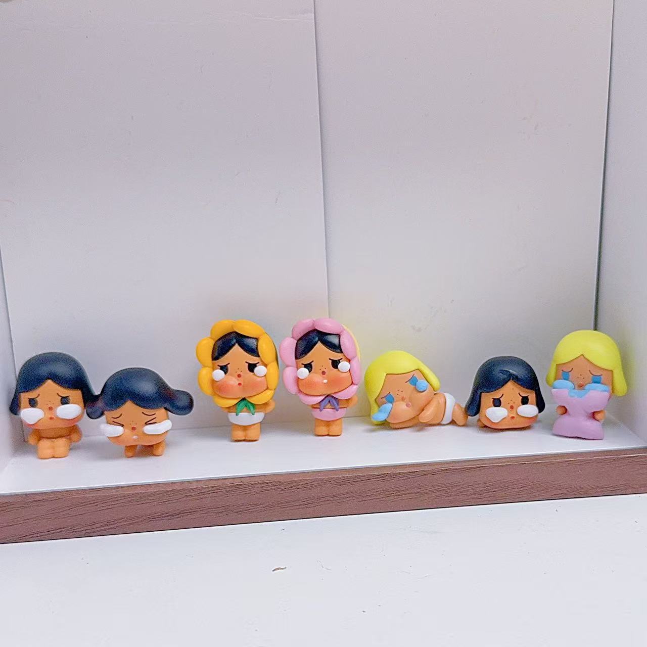 Смена малыша плачущий малыш мини автомобильные украшения автомобильные дисплейные центральные консольные украшения潮玩 милые зернистые украшения