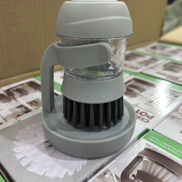 Щетка для удаления загрязнений с автоматическим добавлением жидкости