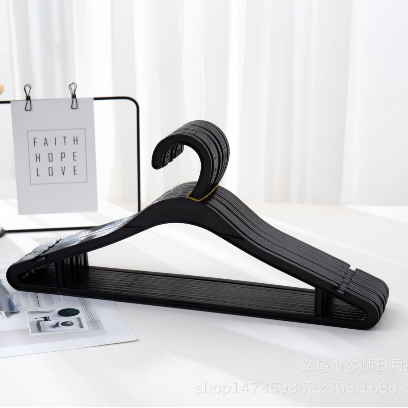 Thick foreign trade clothing factory adult hangers hotel plastic hanger dry cleaning shop disposable hanger wholesale