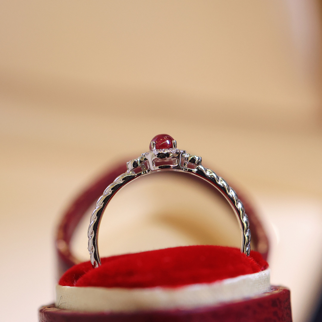 Pt900 Colored Gemstone Finished Product Natural Ruby ​​Ring Twist Ring Arm Diamond Inlaid R0.2/Ct D 0.07Ct
