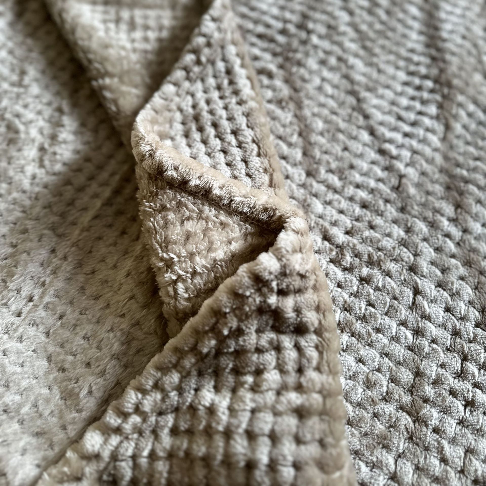 Cross-border in stock Thickened Solid Color Pineapple Flannel Blanket Coral Fleece Sofa Blanket Air-conditioning Blanket Nap Blanket