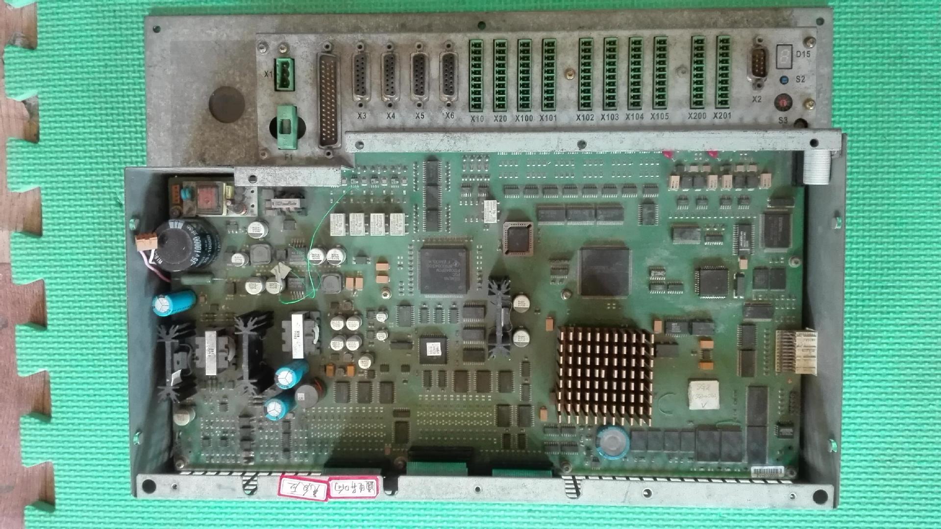 A046*High Sinumerik 802S экран управления ЧПУ имеет аномальный шум и не реагирует при включении