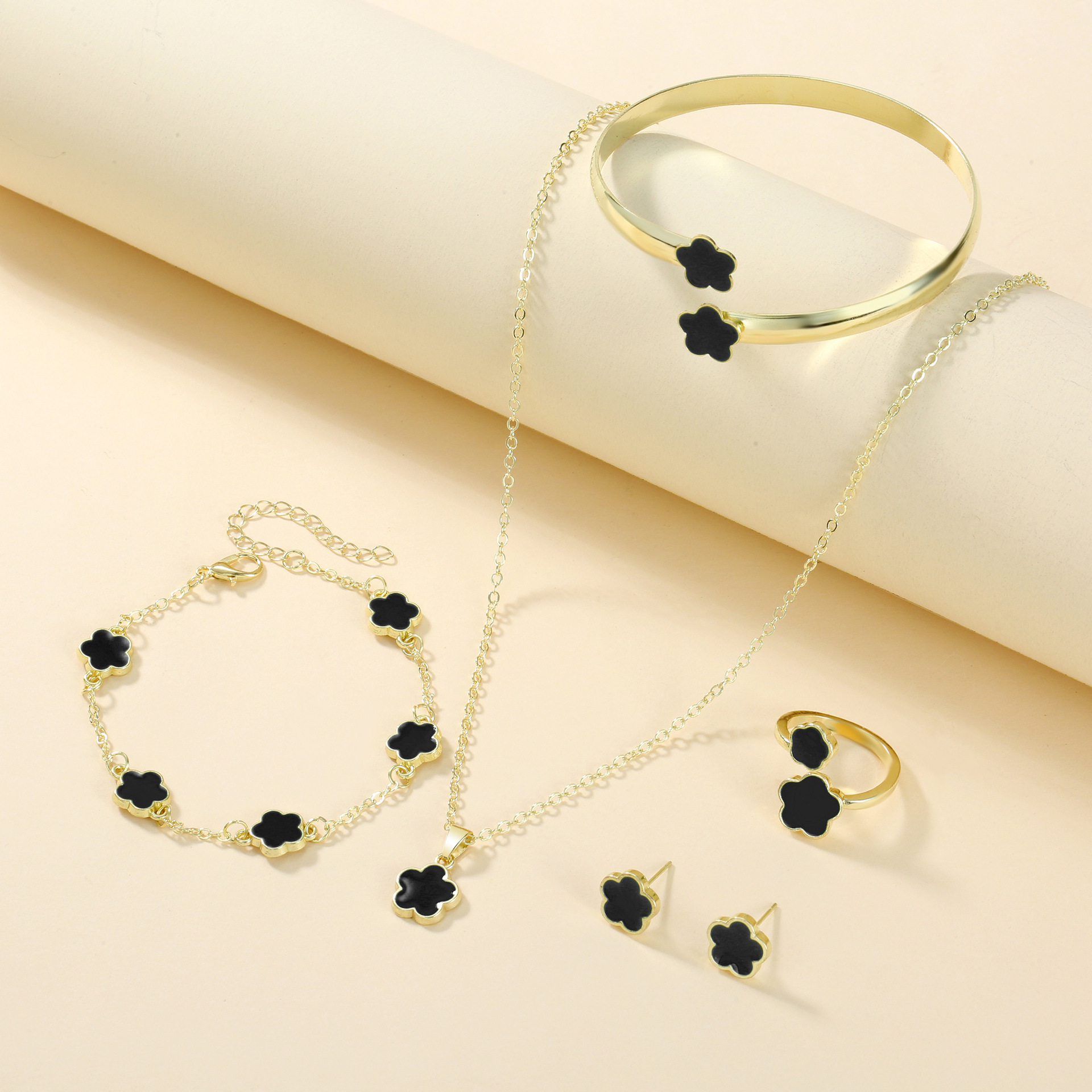 Кросс-бодер горячая продажа, комплект ювелирных изделий с удачными цветами, акриловый браслет, ожерелье с пятью листьями клевера, кольцо, серьги, оптовая продажа для женщин