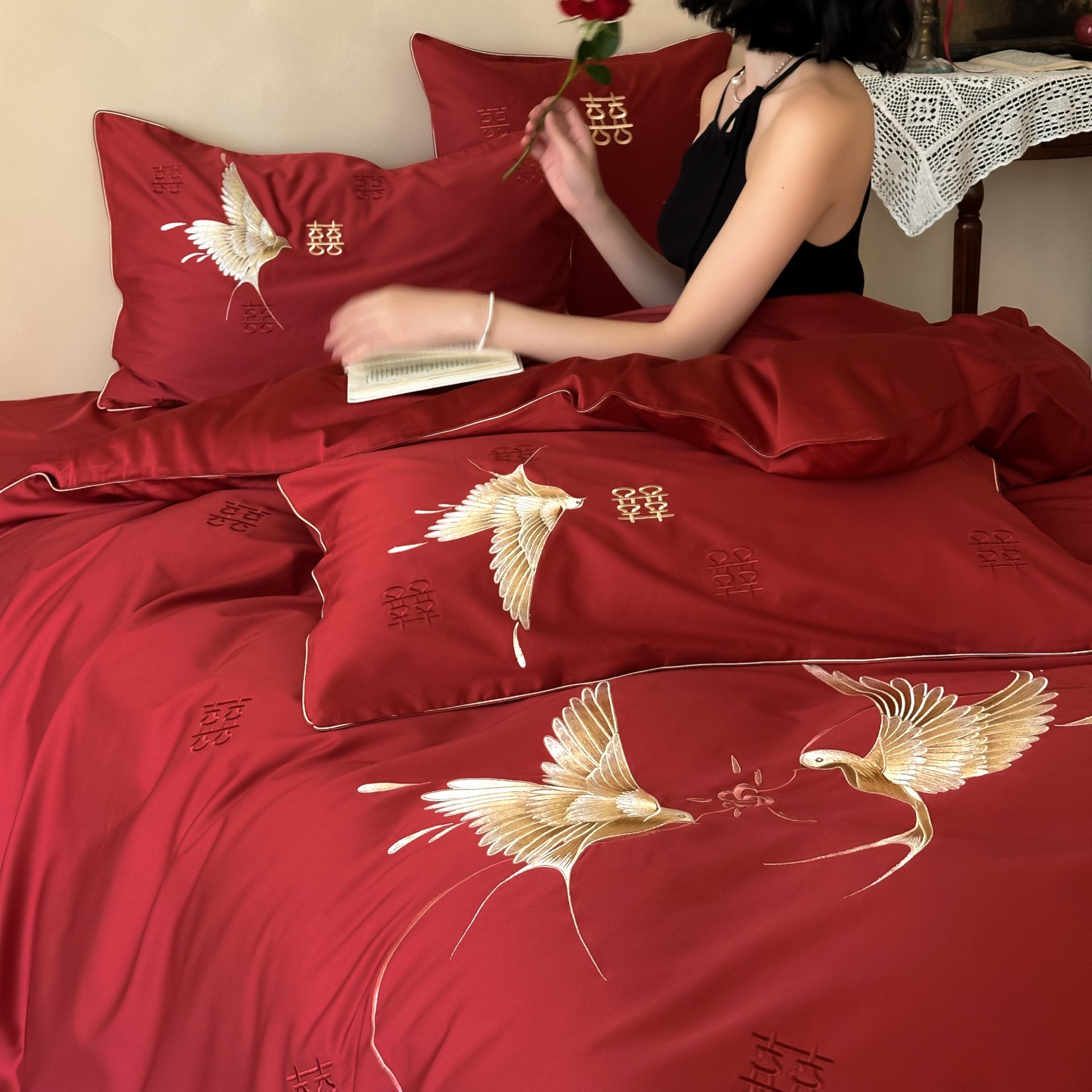 Простой новый китайский свадебный комплект из четырех предметов, хлопковая вышивка с сорокой, красное постельное белье 1.8
