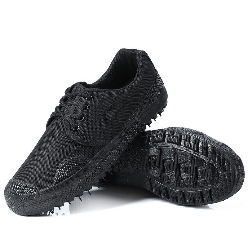On behalf of the wholesale pure rubber low release shoes construction site farmland labor protection shoes training military training shoes rubber shoes men's and women's training shoes