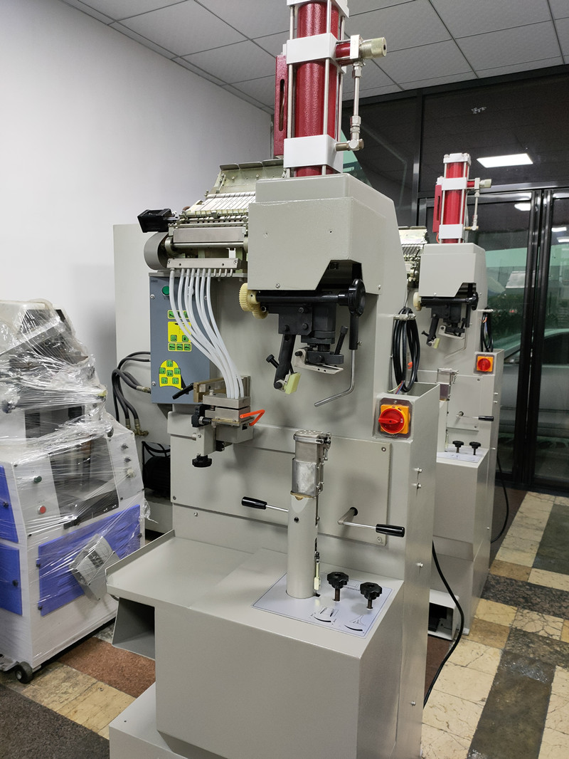 Second-hand renovation automatic heel nailing machine men's and women's high heels heel nailing machine shoe making machine equipment recycling