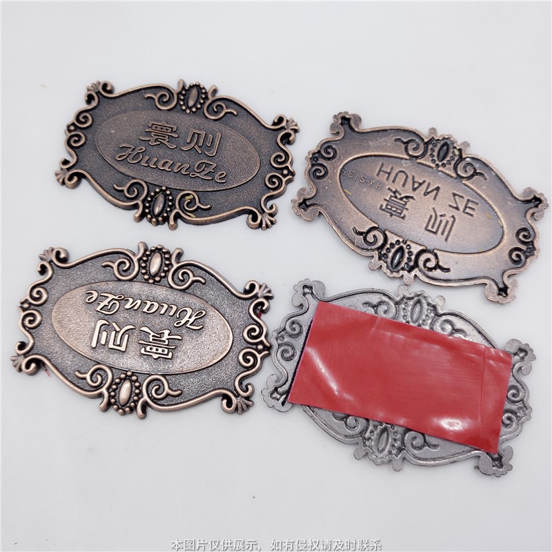 Антикварная металлическая табличка Мебель Дверь из массива дерева Логотип Логотип сплав Настройка с двусторонним скотчем на задней стороне