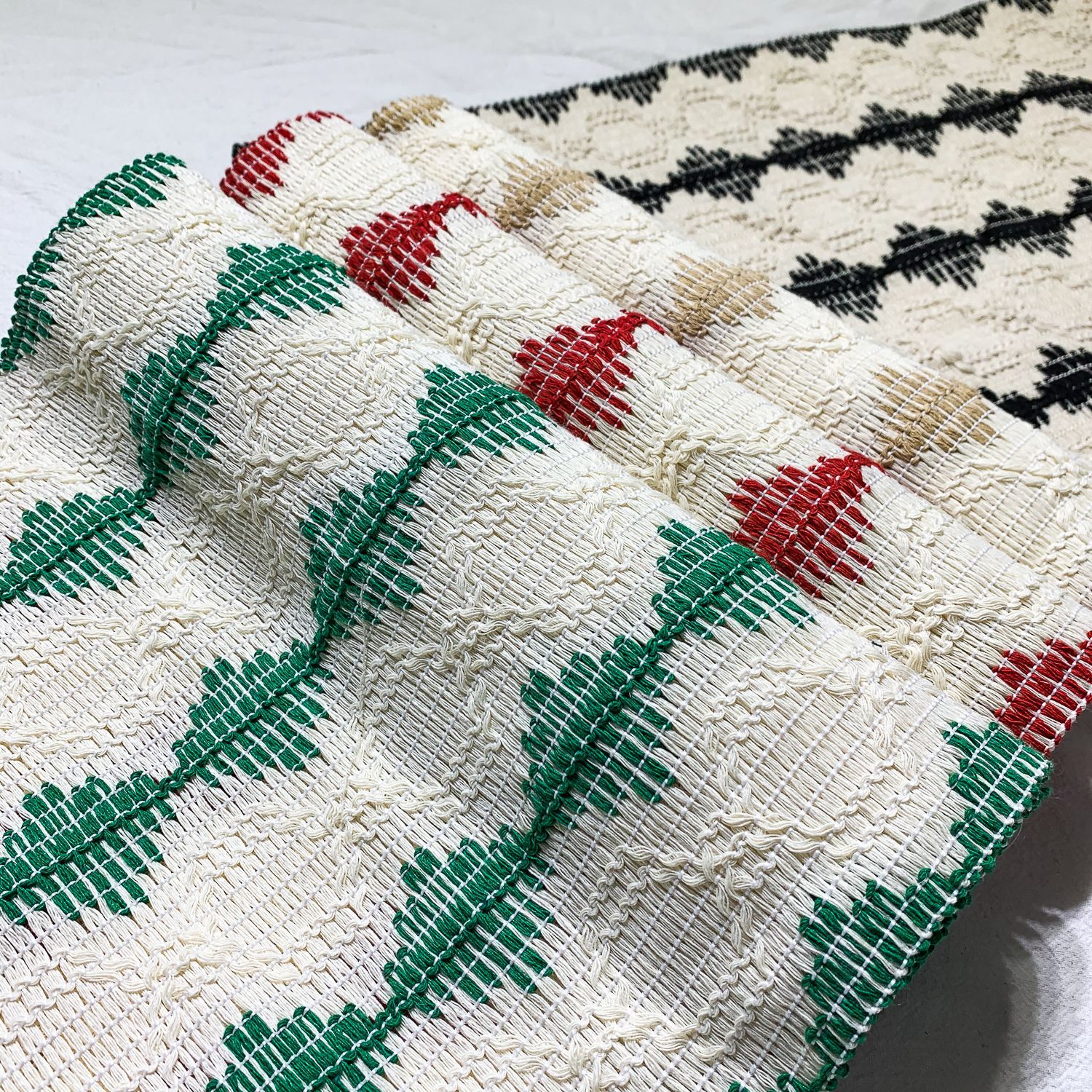 Manufacturer in stock red and green Christmas table runner pillow fabric cover cloth bed runner cloth colorful cotton thread jute placemat fabric