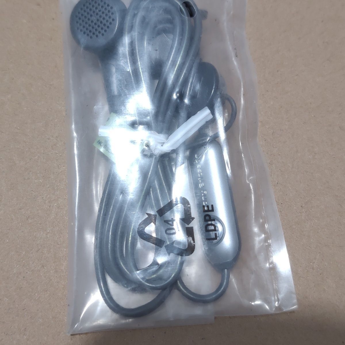 Sony Ericsson original single-sided wire control headphones for listening to the radio and music use optional accessories