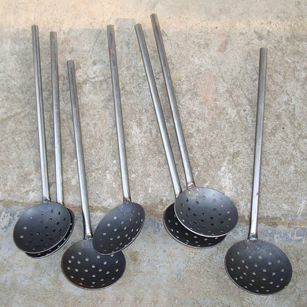 Iron colander with handle slag spoon industrial spoon aluminum liquid copper liquid slag spoon die casting machine hardware tools wholesale