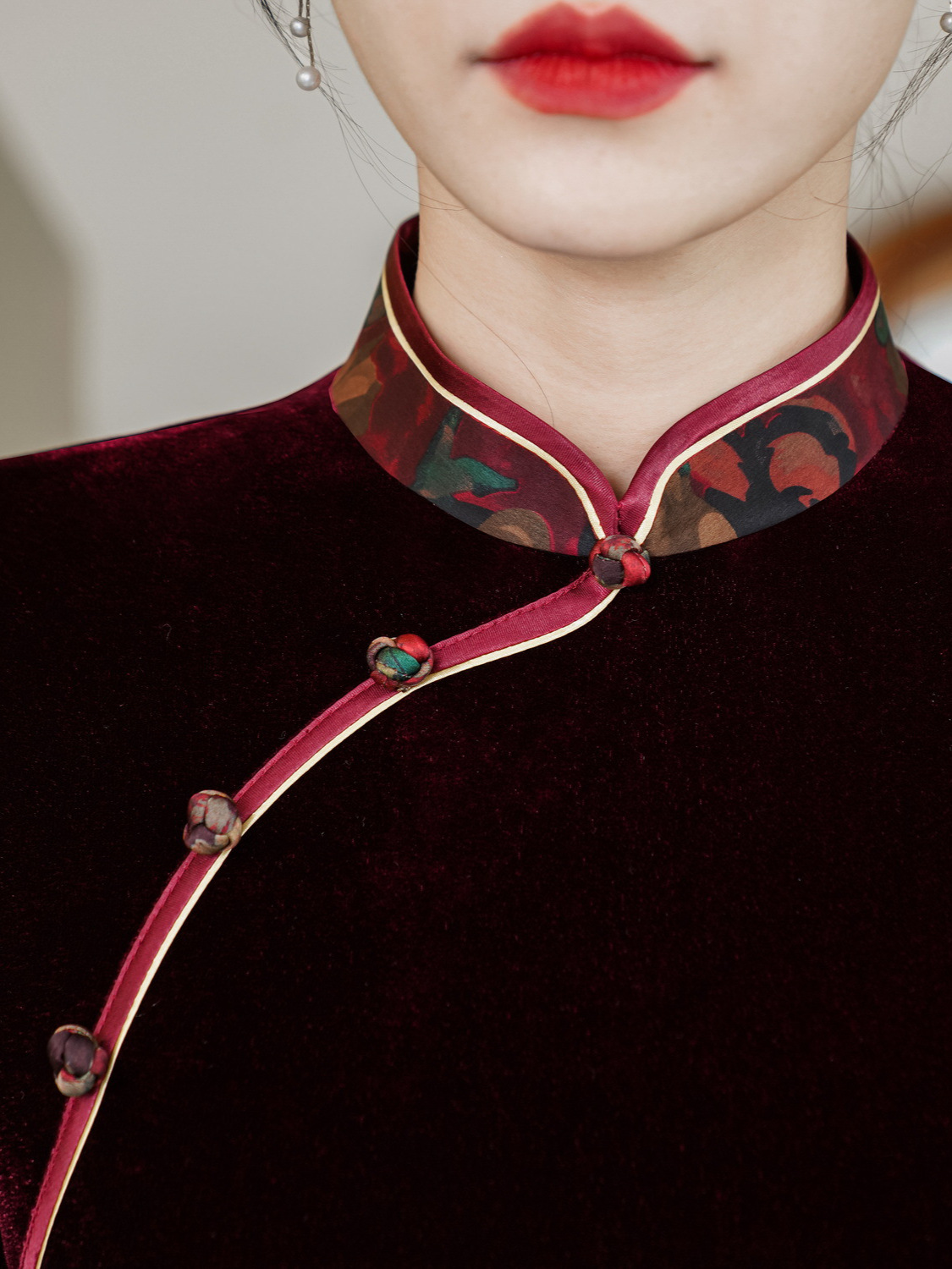 fleece-lined thickened Hongyun embroidered cheongsam 2024 new long stitching factory direct fashion cheongsam dress