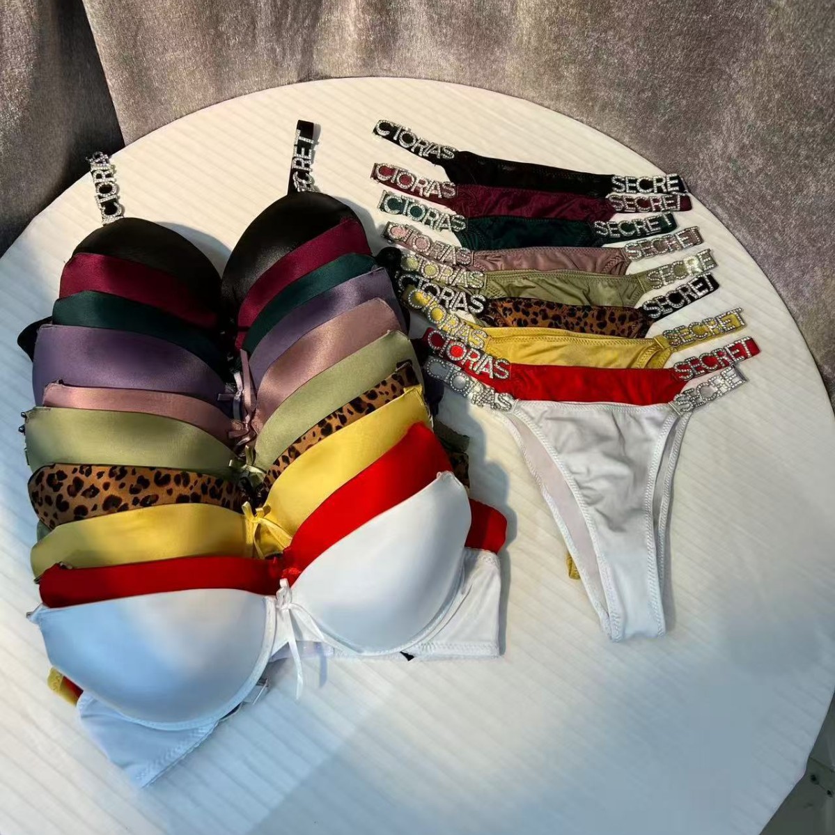 Комплект бюстгальтера и трусиков с ринстоновыми сборками, регулируемый бюстгальтер