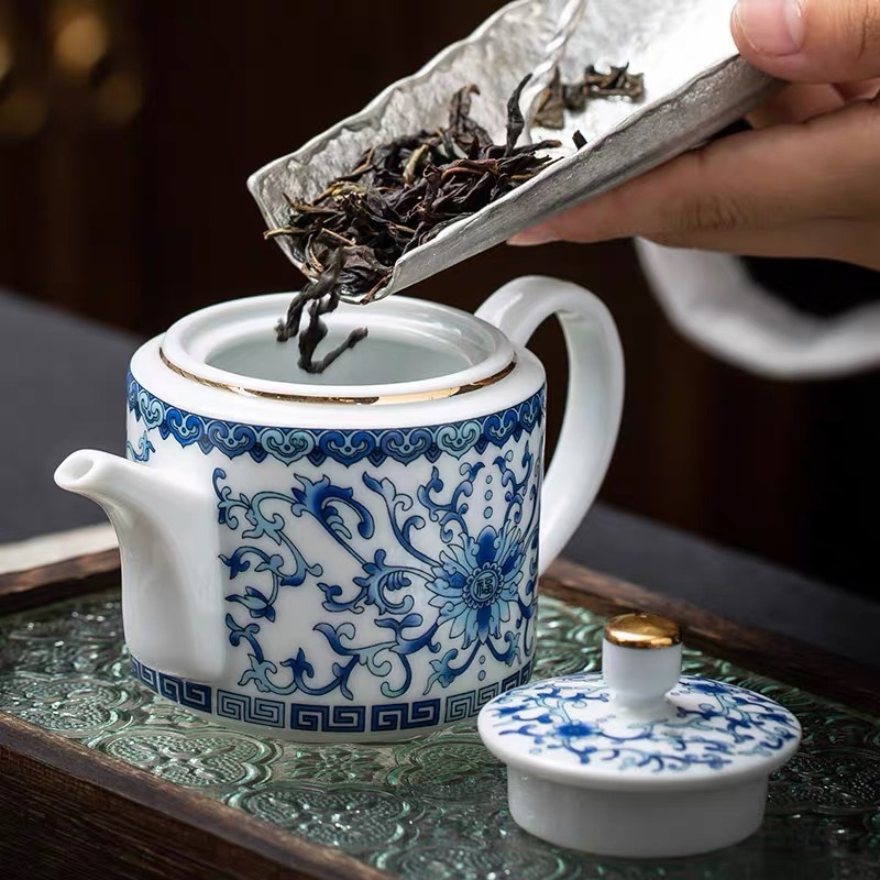 Blue and white clasp teapot tea jar tea cup Chinese vintage home gold ceramic enamel kung fu tea set