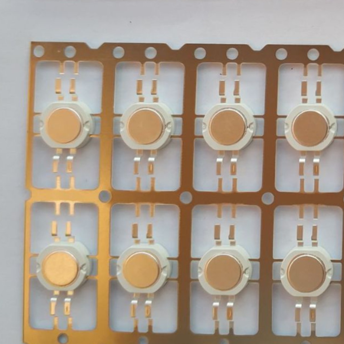 Производители кронштейнов LED в Дунгуане производят имитацию люмена шести ног RGB полностью медный кронштейн