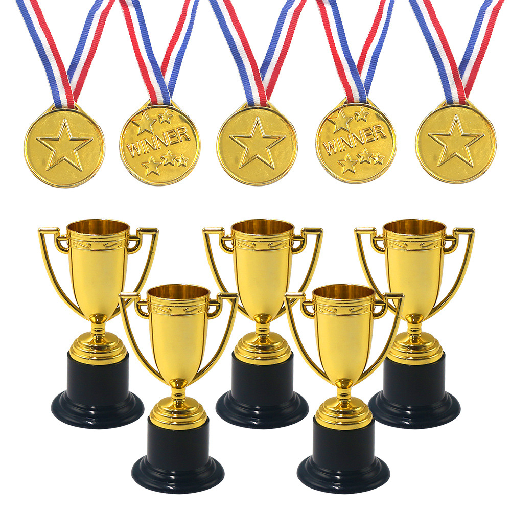 Детский пластиковый трофей с пятирублевой медалью комплект мини электролитический золотой подарок на праздник игрушка