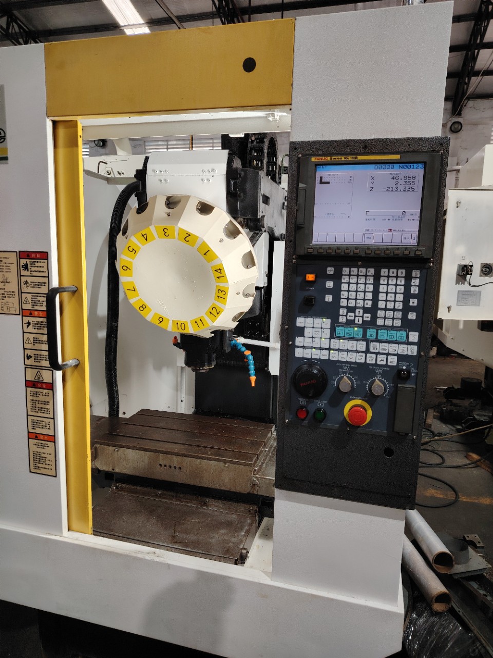 Japan Fanuc T14Ide Small Yellow Machine Drilling and Tapping Center Fanuc 18I System Travel 500X400X330