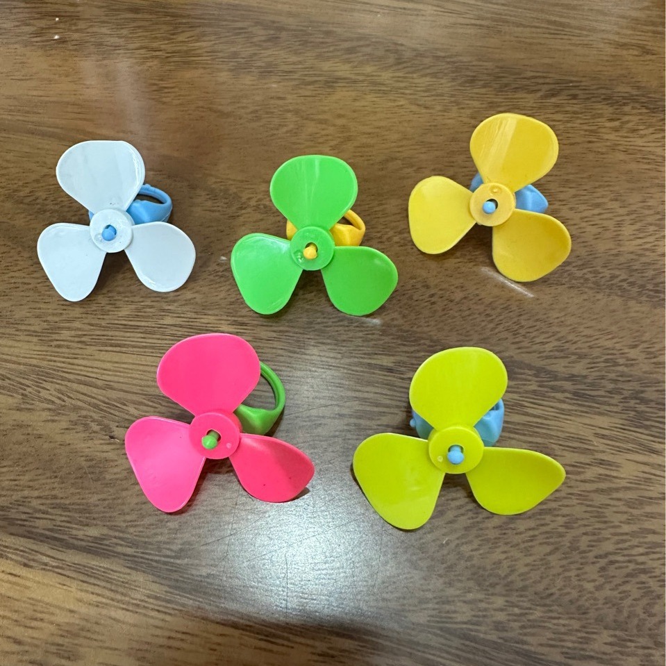 Manufacturer Kidsren's Mini Plastic Windmill Fan Three-leaf Ring Ring 3545MM Gashapon Gift Toy Wholesale