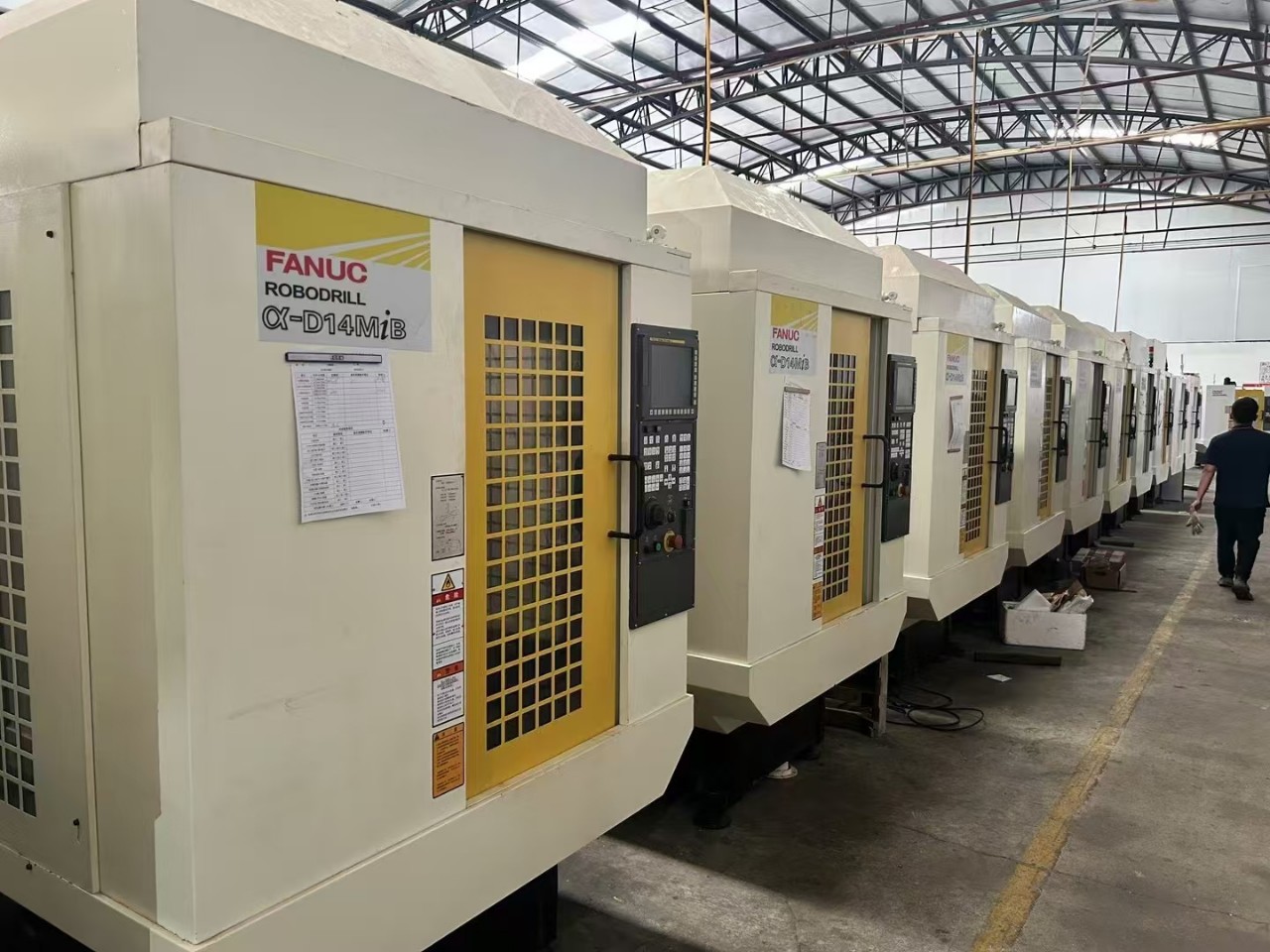 Бренд: Fanuc, маленькая желтая машина, система: 31I-Model a, инструментальный магазин: 14 сервоинструментов