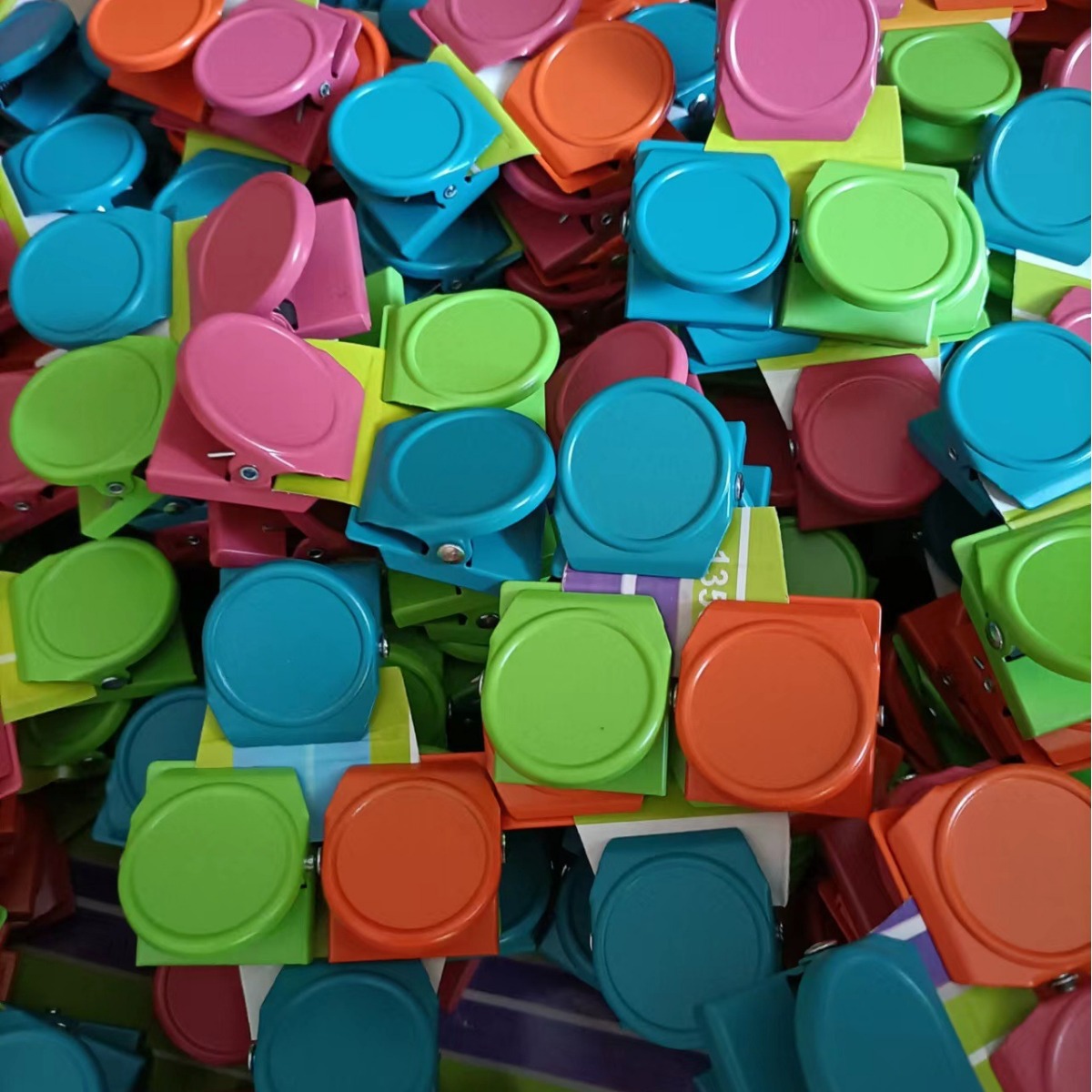 Office supplies multi-color creative magnetic clip size 35*30*23 price concessions wholesale volume spot supply