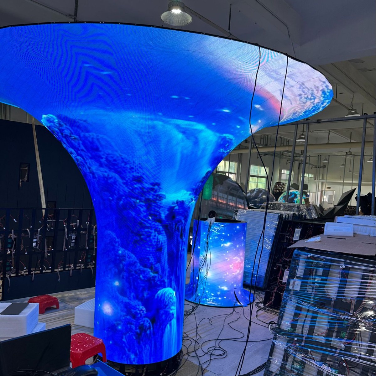 Кастомизированный Led экран P1.86, экран в форме рога для внутренних и наружных условий