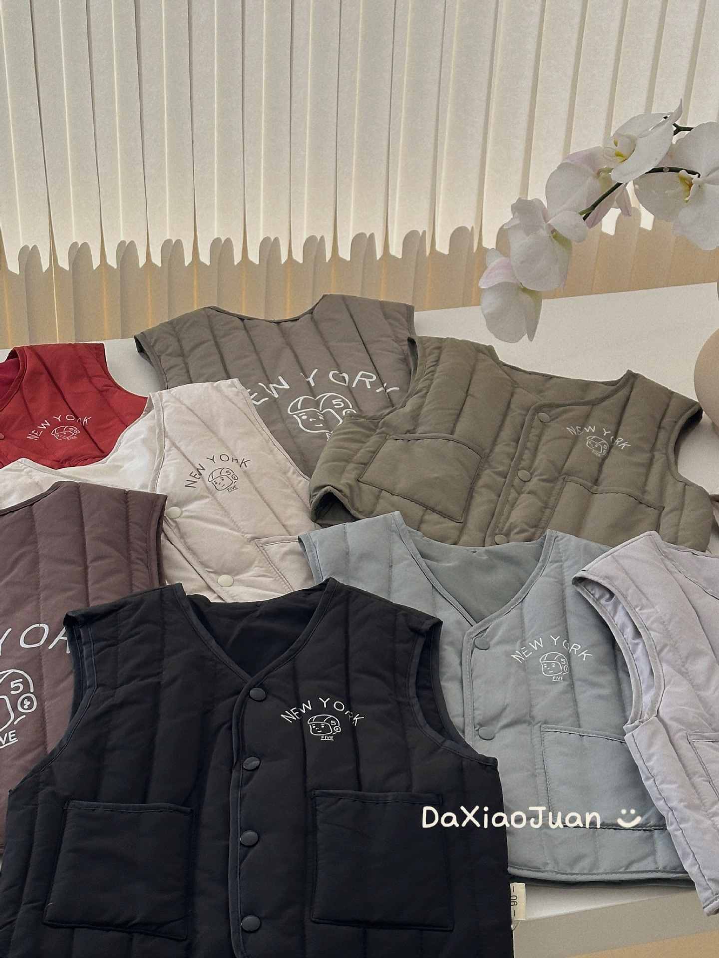 Big and Small Rolls 24 New Winter Kidsren's down Vests Warm and Thickeneded down Vests Pure Color Vests to Protect Against Cold