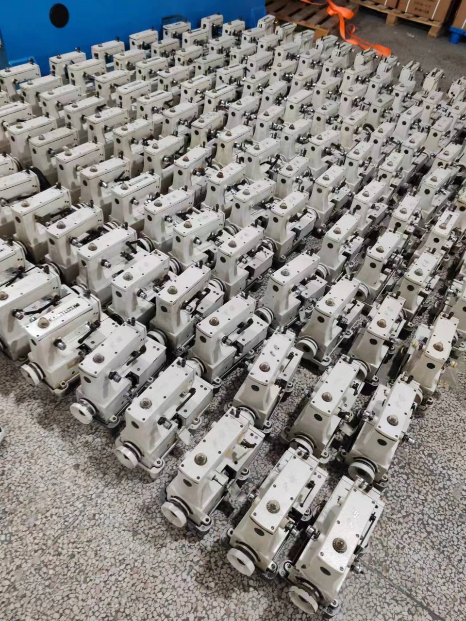 Large Supply of Second-Hand Glove Machine Glove Factory with Glove Sewing Machine Anti-Static Gloves Etiquette Gloves Equipment