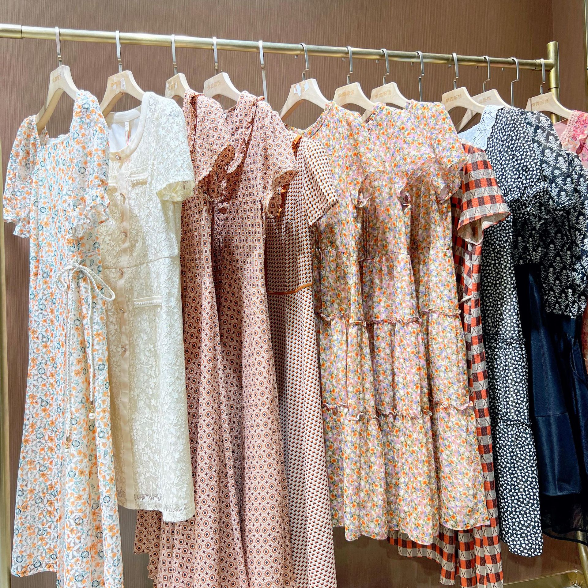 High-Quality Domestic Brand Women's Clothing from Mall Closures, Luxury Brand Surplus, Cut-Label Items, Live Streaming, and Physical Supply Chain