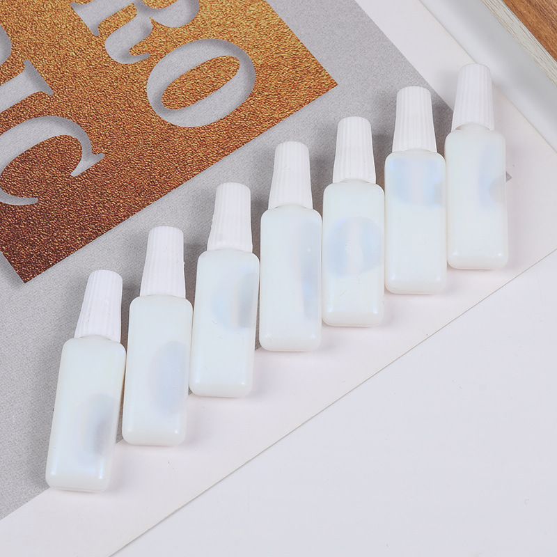 Factory spot wholesale e-commerce trial false eyelash glue small bottle flat bottle mini eyelash glue factory spot