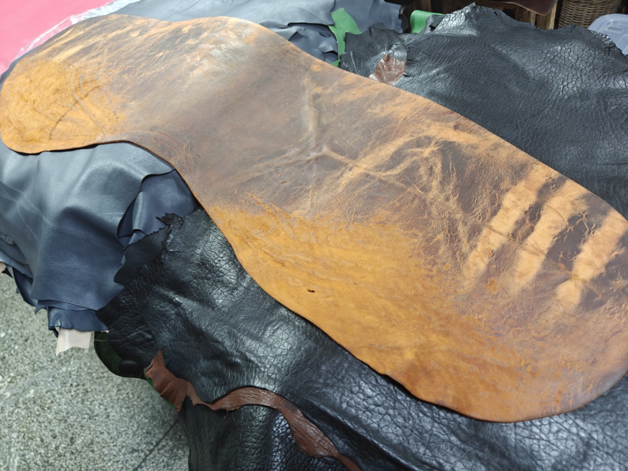 Horse Hip Leather Heavy Oil Wax Discoloration Retro Effect 2-3.5mm Uneven Thickness Width 40-50cm Length 110-120cm