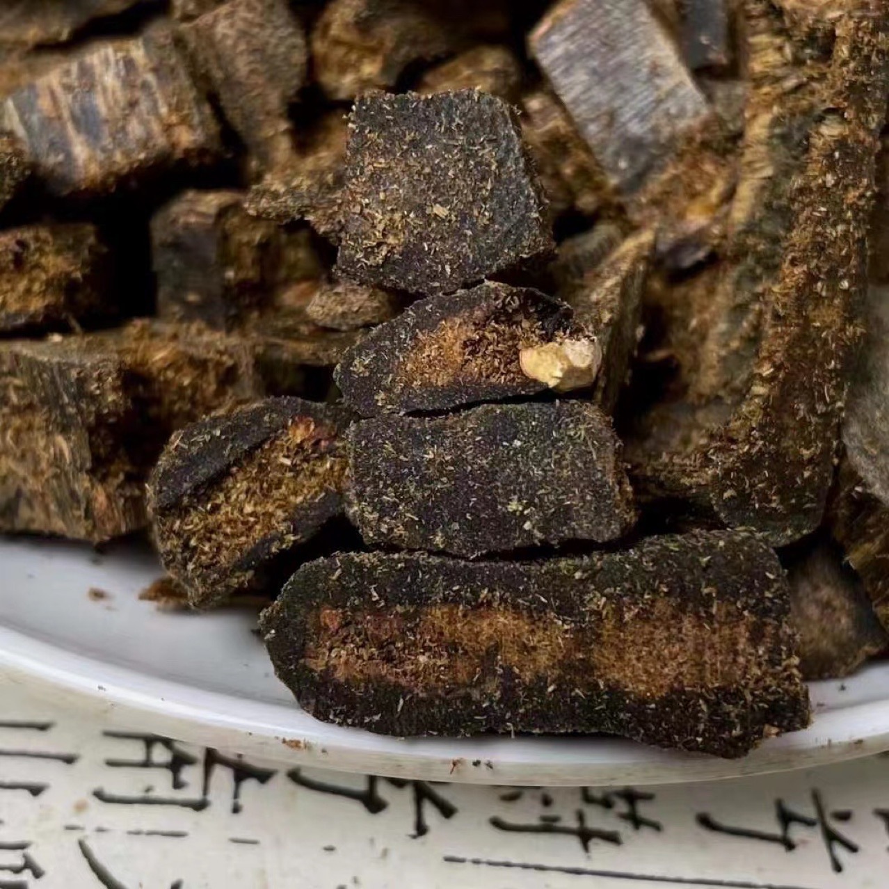 High-Quality White Agarwood Shavings, Natural Fragrance, Minimum Order Quantity 10 Grams