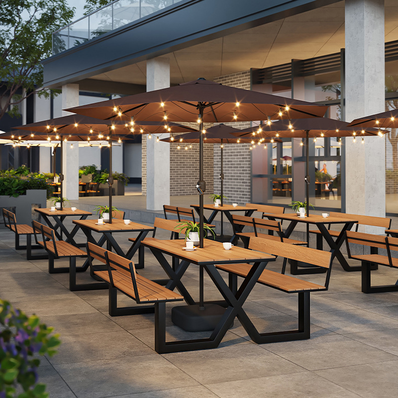 Набор столов и стульев из пластика и дерева для кафе и магазинов